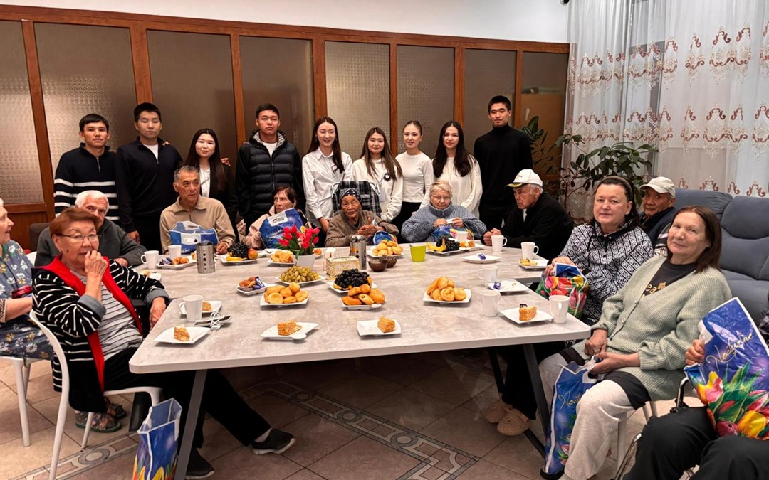 Тёплая встреча: активисты колледжа в доме престарелых