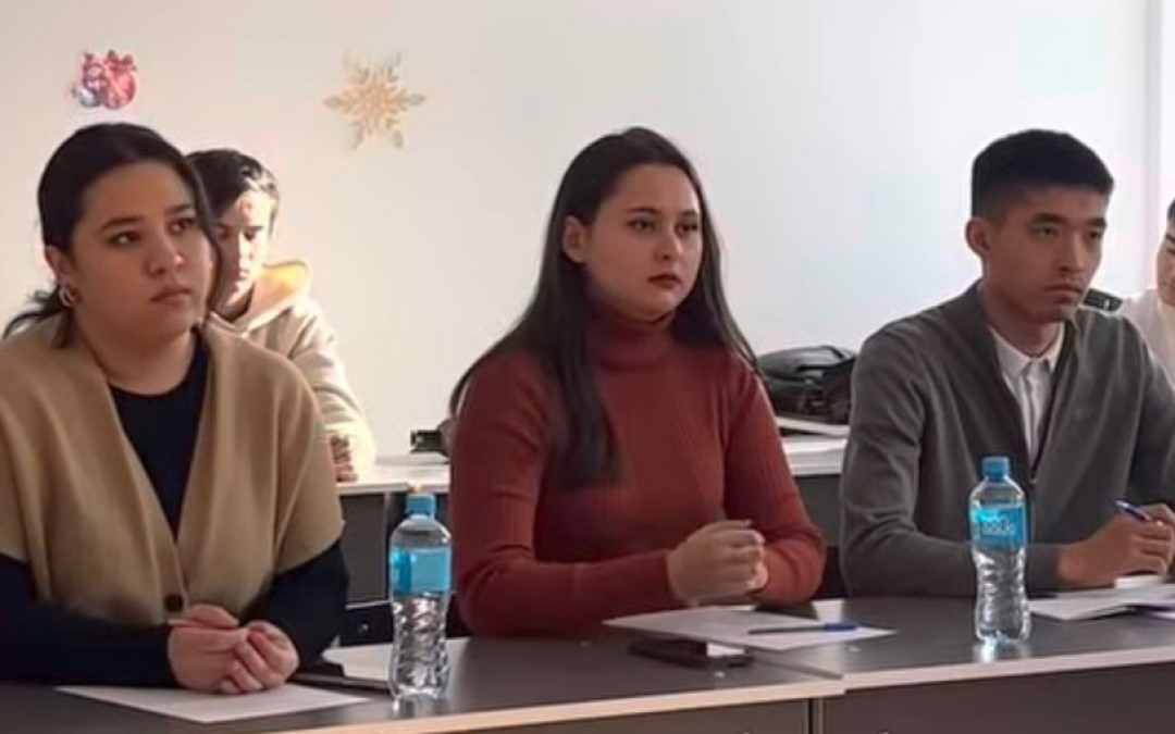 Под руководством преподавателя Айгерим Мырзабек прошли дебаты